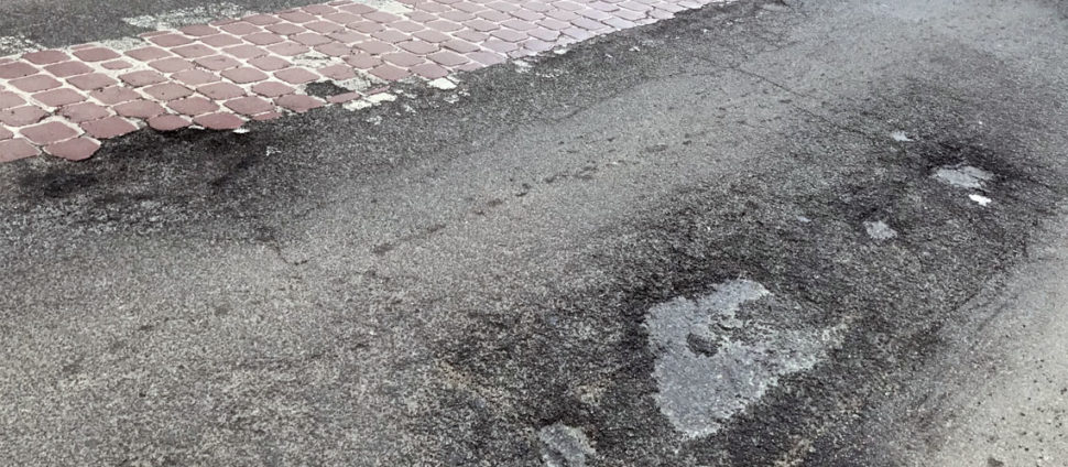 Route en mauvais état sur l'avenue de la République